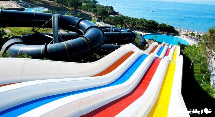 سرسره چند رنگ در پارک آبی هتل